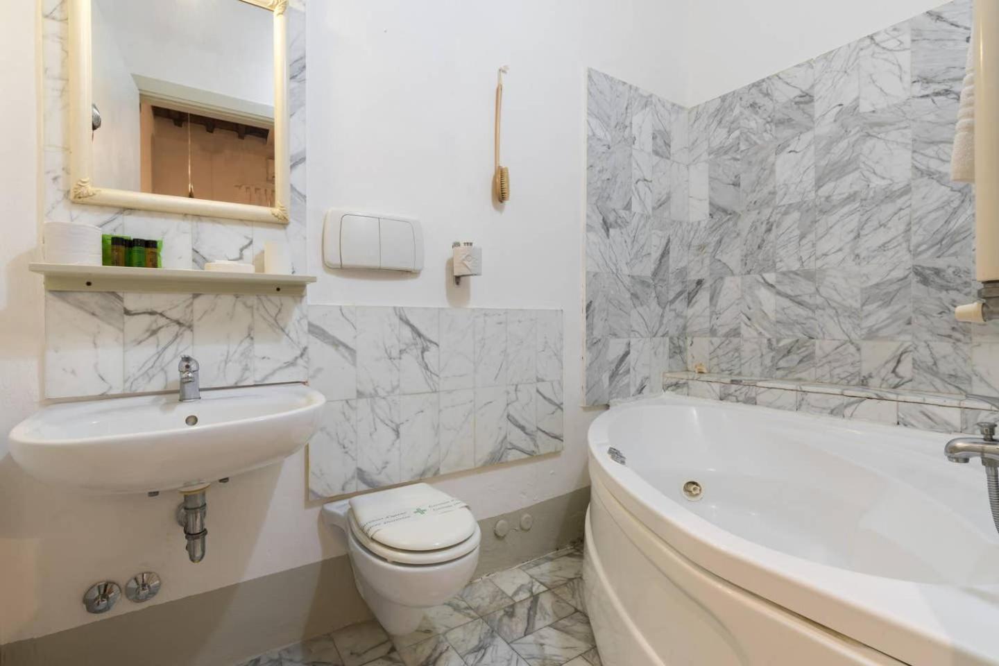 F4 - Santa Croce One Bedroom Flat 2 To 4 Guests Firenze Bagian luar foto